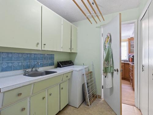 5010 Elliott Avenue, Peachland, BC - Indoor Photo Showing Laundry Room