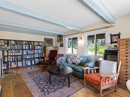 5010 Elliott Avenue, Peachland, BC - Indoor Photo Showing Living Room