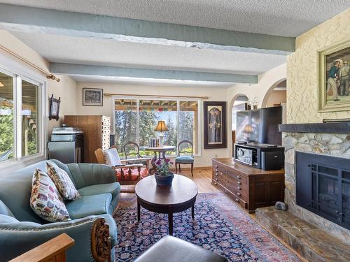 5010 Elliott Avenue, Peachland, BC - Indoor Photo Showing Living Room With Fireplace