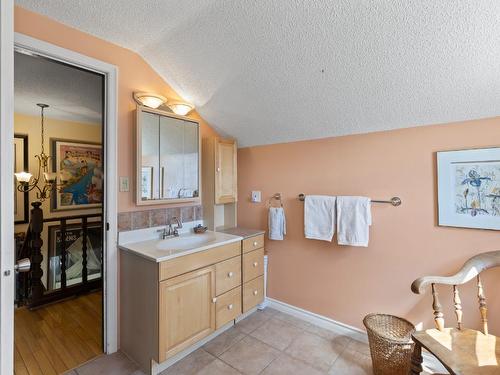 5010 Elliott Avenue, Peachland, BC - Indoor Photo Showing Bathroom