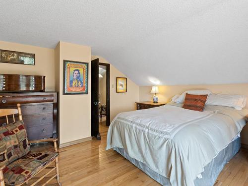 5010 Elliott Avenue, Peachland, BC - Indoor Photo Showing Bedroom
