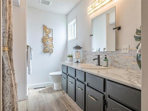 3105 13 Street, Vernon, BC - Indoor Photo Showing Bathroom