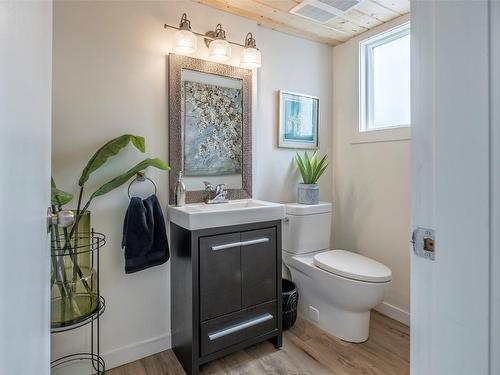 3105 13 Street, Vernon, BC - Indoor Photo Showing Bathroom