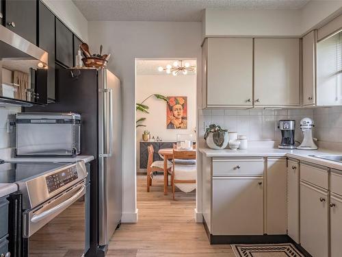 3105 13 Street, Vernon, BC - Indoor Photo Showing Kitchen