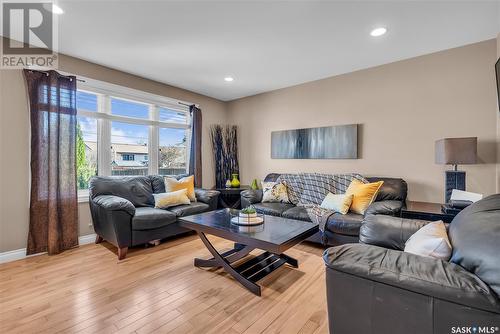 605 Regier Place, Martensville, SK - Indoor Photo Showing Living Room
