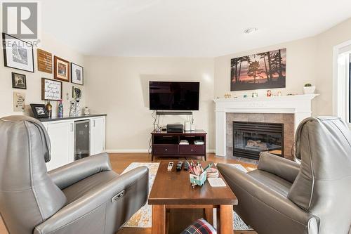 609 Truswell Road Unit# 159, Kelowna, BC - Indoor Photo Showing Living Room With Fireplace