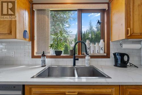 2592 Alpen Paradies Road Unit# 28, Blind Bay, BC - Indoor Photo Showing Kitchen With Double Sink