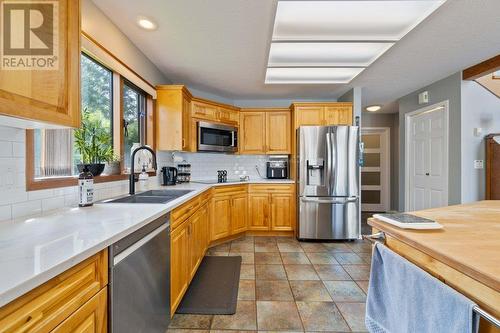 2592 Alpen Paradies Road Unit# 28, Blind Bay, BC - Indoor Photo Showing Kitchen With Double Sink