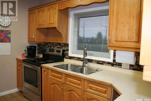 605 1St Avenue, Rouleau, SK - Indoor Photo Showing Kitchen With Double Sink