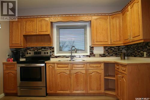 605 1St Avenue, Rouleau, SK - Indoor Photo Showing Kitchen With Double Sink