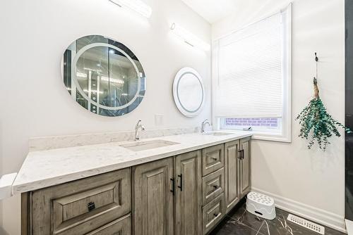 22 Pathfinder Court, Hamilton, ON - Indoor Photo Showing Bathroom