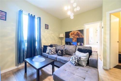 38 Princess Street, Hamilton, ON - Indoor Photo Showing Living Room