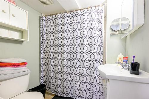 38 Princess Street, Hamilton, ON - Indoor Photo Showing Bathroom
