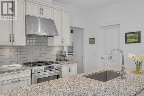 1960 Klo Road Unit# 54, Kelowna, BC - Indoor Photo Showing Kitchen With Stainless Steel Kitchen With Upgraded Kitchen