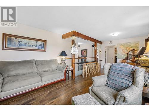 10664 Teresa Road, Lake Country, BC - Indoor Photo Showing Living Room