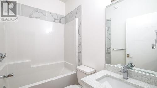 889 Sutherland Avenue, Kelowna, BC - Indoor Photo Showing Bathroom