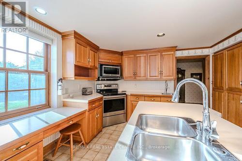 5588 Wellington 39 Road, Guelph/Eramosa, ON - Indoor Photo Showing Kitchen With Double Sink