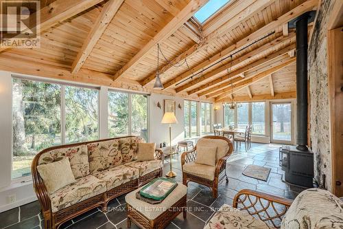 5588 Wellington 39 Road, Guelph/Eramosa, ON - Indoor Photo Showing Living Room