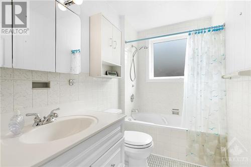 1352 Dorchester Avenue, Ottawa, ON - Indoor Photo Showing Bathroom