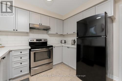 104 Royal Orchard Drive, Brampton, ON - Indoor Photo Showing Kitchen