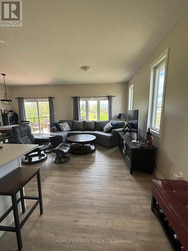 248 Heritage Park Drive, Greater Napanee, ON - Indoor Photo Showing Living Room