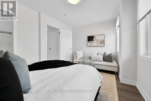 17 Markle Crescent, Hamilton, ON - Indoor Photo Showing Bedroom