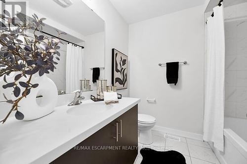 17 Markle Crescent, Hamilton, ON - Indoor Photo Showing Bathroom
