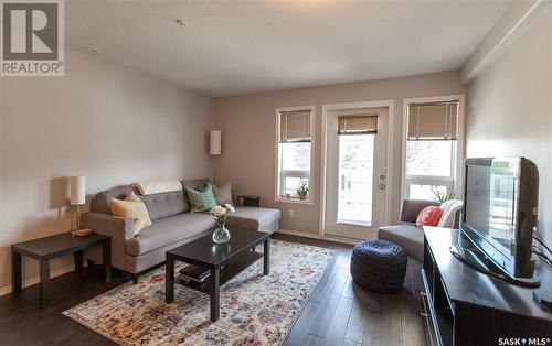 105 586 River Street E, Prince Albert, SK - Indoor Photo Showing Living Room