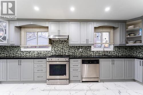 21 Parkend Avenue, Brampton, ON - Indoor Photo Showing Kitchen With Upgraded Kitchen