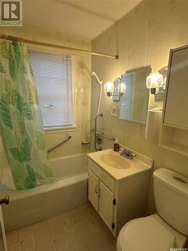 223 3Rd Street, Weyburn, SK - Indoor Photo Showing Bathroom