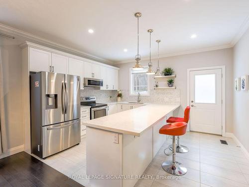 152 Bishop Dr, Barrie, ON - Indoor Photo Showing Kitchen With Upgraded Kitchen