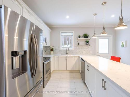 152 Bishop Dr, Barrie, ON - Indoor Photo Showing Kitchen With Upgraded Kitchen