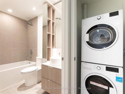 215-28 Ann St, Mississauga, ON - Indoor Photo Showing Laundry Room