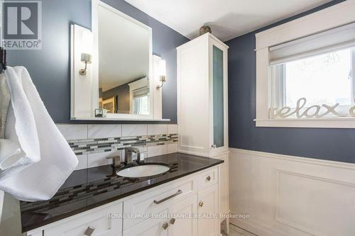 218 Foster Avenue, Belleville, ON - Indoor Photo Showing Bathroom