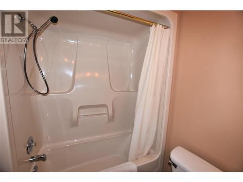 536-537 Loon Avenue, Vernon, BC - Indoor Photo Showing Bathroom