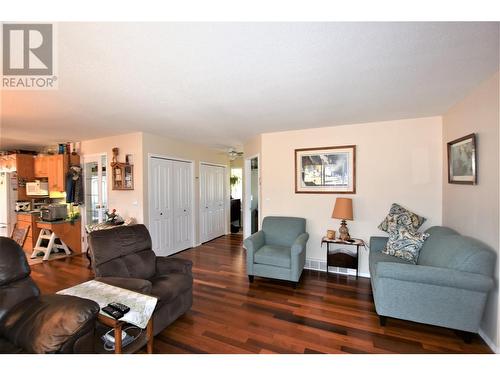 536-537 Loon Avenue, Vernon, BC - Indoor Photo Showing Living Room