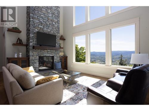606 Selkirk Court, Kelowna, BC - Indoor Photo Showing Living Room With Fireplace