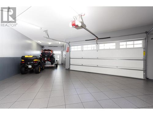 606 Selkirk Court, Kelowna, BC - Indoor Photo Showing Garage