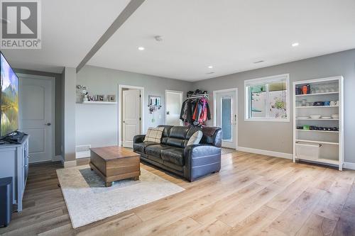 1425 Kendra Court, Kelowna, BC - Indoor Photo Showing Living Room
