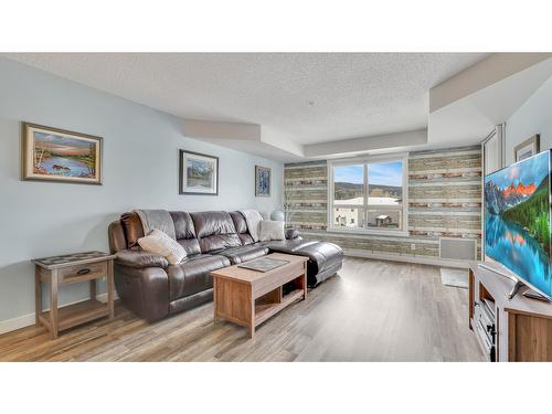 3216 - 205 Third Avenue, Invermere, BC - Indoor Photo Showing Living Room