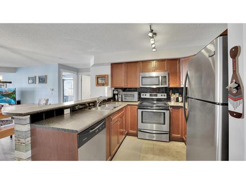 3216 - 205 Third Avenue, Invermere, BC - Indoor Photo Showing Kitchen With Double Sink