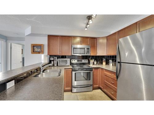 3216 - 205 Third Avenue, Invermere, BC - Indoor Photo Showing Kitchen With Double Sink