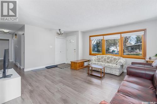 10 Mitchell Street, Saskatoon, SK - Indoor Photo Showing Living Room