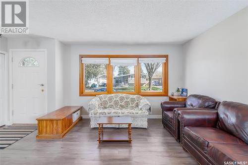 10 Mitchell Street, Saskatoon, SK - Indoor Photo Showing Living Room