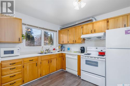 10 Mitchell Street, Saskatoon, SK - Indoor Photo Showing Kitchen With Double Sink