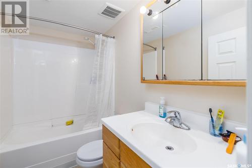 10 Mitchell Street, Saskatoon, SK - Indoor Photo Showing Bathroom