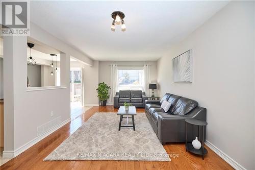 15 Ivybridge Drive, Hamilton, ON - Indoor Photo Showing Living Room