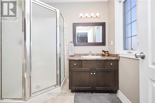 15 Ivybridge Drive, Hamilton, ON - Indoor Photo Showing Bathroom