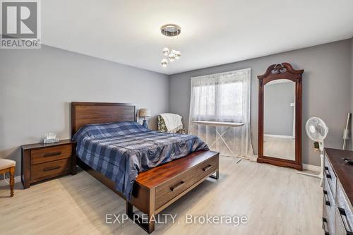 7105 York Drive, Niagara Falls, ON - Indoor Photo Showing Bedroom