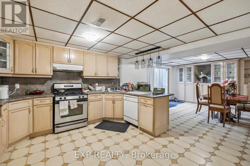 7105 York Drive, Niagara Falls, ON - Indoor Photo Showing Kitchen